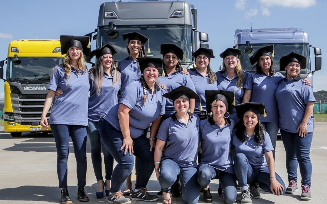 Conductoras: egresaron 12 nuevas mujeres del programa impulsado por Scania
